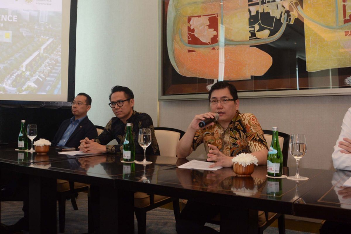 GM Corporate Marketing Jababeka Residence, Handoyo Lim, sedang menjelaskan produk Ginza, Selasa (31/7/2018). Ginza merupakan business loft dan kompleks ruko di Kota Jababeka, Cikarang.