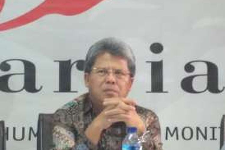 Aktivis hak asasi manusia Todung Mulya Lubis di kantor Imparsial, Jakarta, Jumat (9/12/2016)