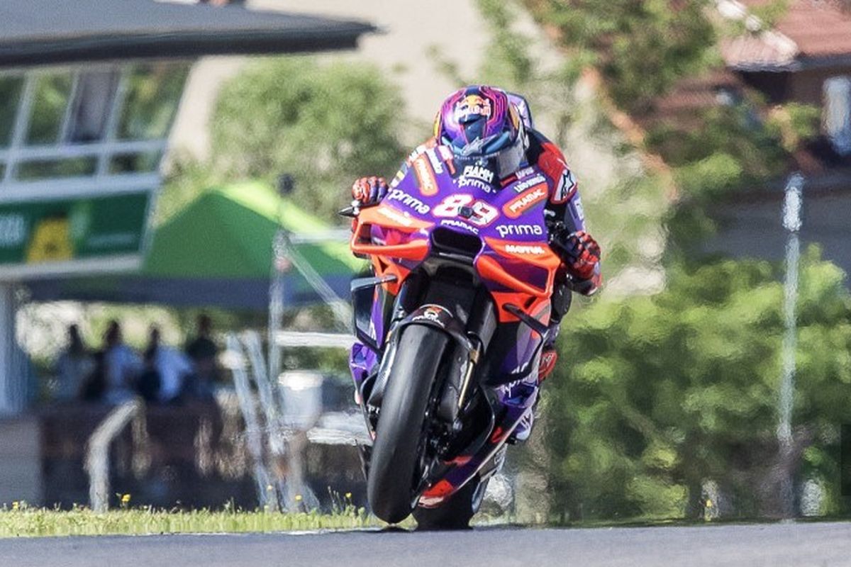 Aksi Jorge Martin kala menjalani rangkaian MotoGP Jerman di Sirkuit Sachsenring, 6 Juli 2024. Terkini, Jorge Martin menjadi pemengang Sprint Race MotoGP Jerman 2024. (Photo by Radek Mica / AFP)