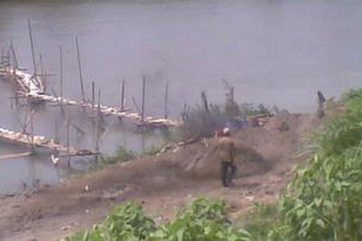 Lokasi penambangan pasir ilegal di sungai Brantas, Kota Kediri, Jawa Timur usai ditertibkan oleh aparat gabungan polisi dan Satpol PP, Jum'at (10/5/2012).