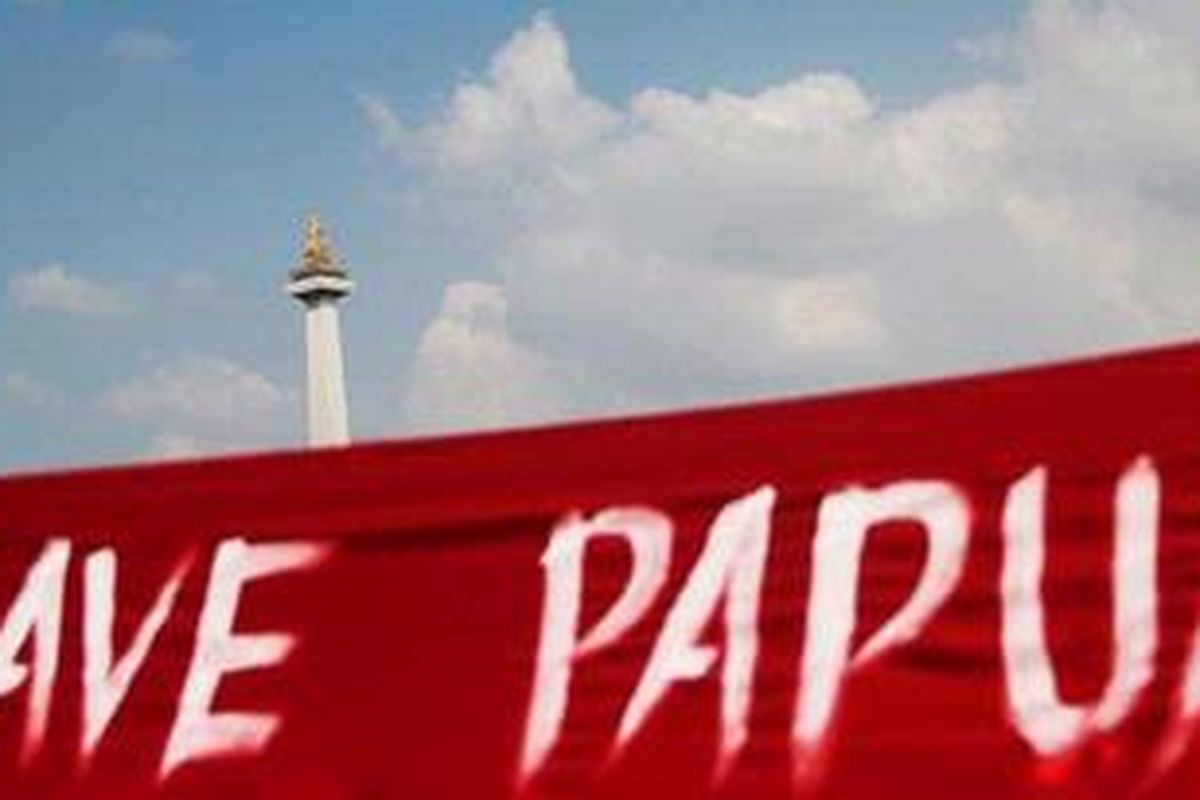 Demonstran membentangkan spanduk "Save Papua" pada unjuk rasa yang dilakukan oleh Solidaritas Kemanusian Untuk Papua di depan Istana Negara, Jakarta Pusat, Rabu (14/6/2012). Pada aksi ini mereka mendesak Presiden untuk menghentikan kekerasan yang terjadi di Papua.