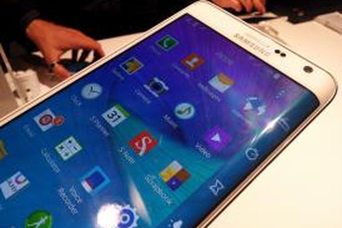 Inilah tampilan Samsung Galaxy Note Edge yang diluncurkan di Berlin, Jerman, Rabu (3/9/2014).