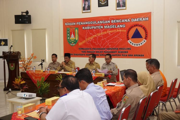 Rapat Koordinasi Kesiapsiagaan Menghadapi Kemungkinan Erupsi Merapi di ruang Pusdalops Kantor BPBD Kabupaten Magelang, Selasa (19/2/2019)