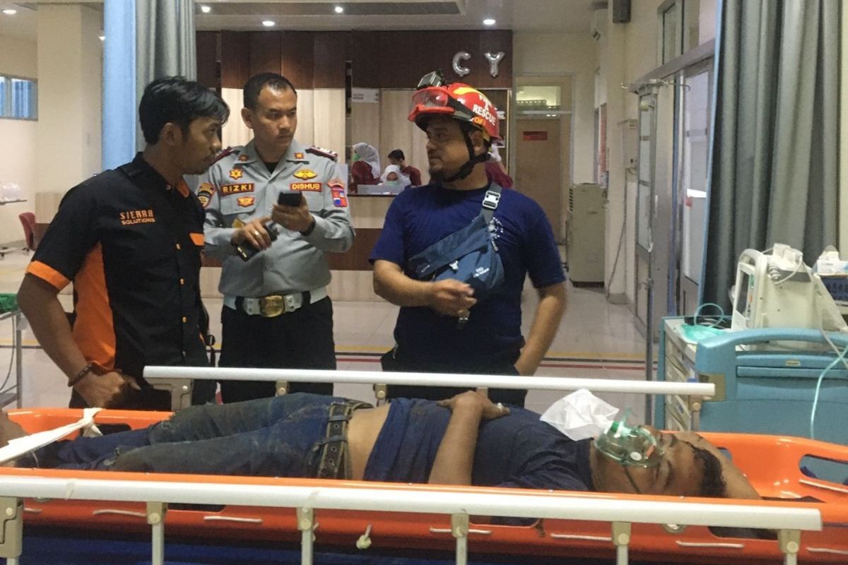 Petugas Damkar Kota Bogor mengevakuasi seorang sopir mobil pikap ke rumah sakit karena nekat melompat dari atas Jembatan Bale Binarum, Kamis (4/1/2024).