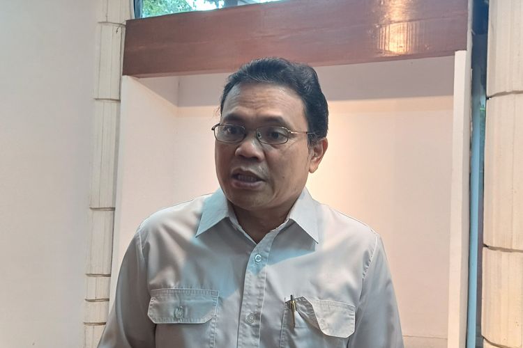 Dirjen Pelindungan Kebudayaan dan Tradisi Kementerian Kebudayaan, Restu Gunawan diwawancarai usai talkshow Menggali Peradaban, Menapak Masa Depan perayaan HUT ke-60 Harian Kompas, di Bentara Budaya Jakarta, Palmerah, Jakarta Barat, Senin (30/6/2025).