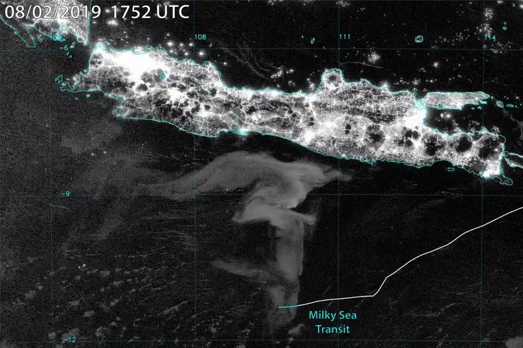 Citra satelit dari malam 2 Agustus 2019 menangkap 100.000 km persegi lautan susu fenomena bioluminesensi di selatan Jawa, Indonesia. Koordinat kapal pesiar pribadi Ganesha dilapis; segmen biru menunjukkan di mana kru melaporkan berlayar ke perairan bercahaya.