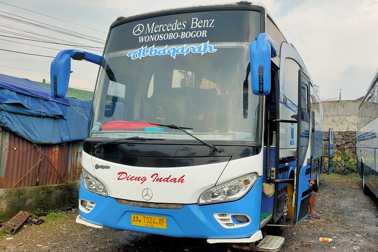 Bus AKAP PO Dieng Indah di Terminal Ciawi, Bogor. Bus Dieng Indah juga melayani perjalanan rute Jakarta-Purwokerto.  