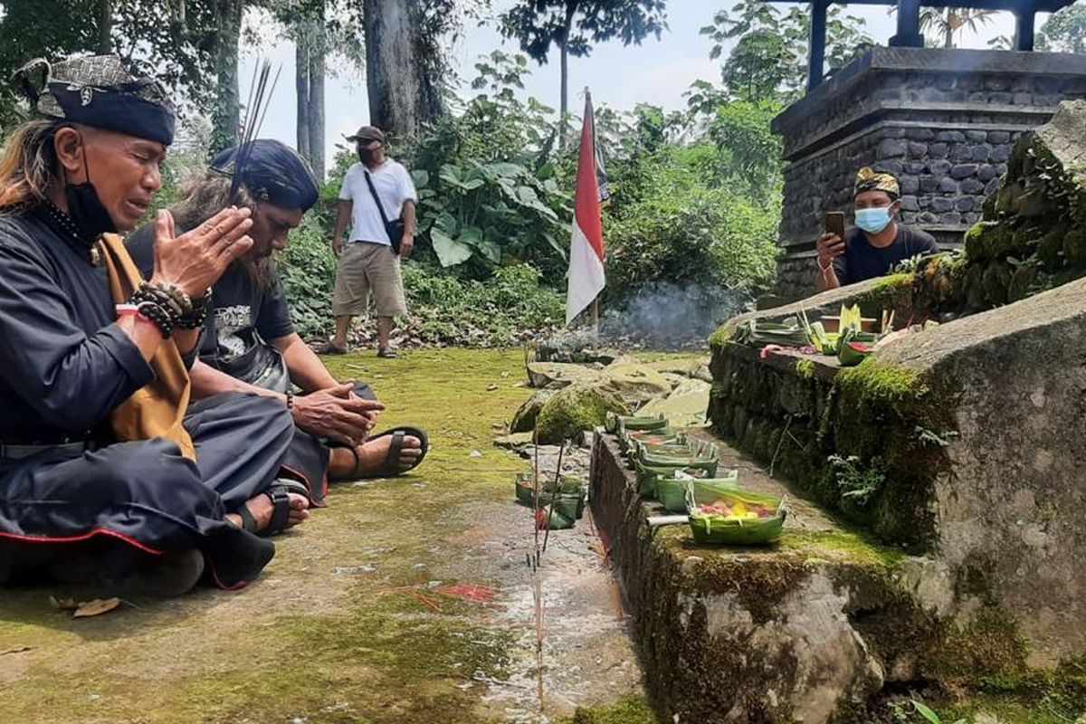 Lantunan doa dalam ritual ruwat jagad di Situs Selogending, Kecamatan Senduro, Lumajang, (13/2/2022)