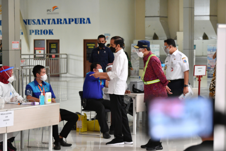 Presiden Jokowi meninjau pelaksanaan vaksinasi di Terminal Penumpang Nusantara Pura, Pelabuhan Tanjung Priok, Jakarta Utara. 
