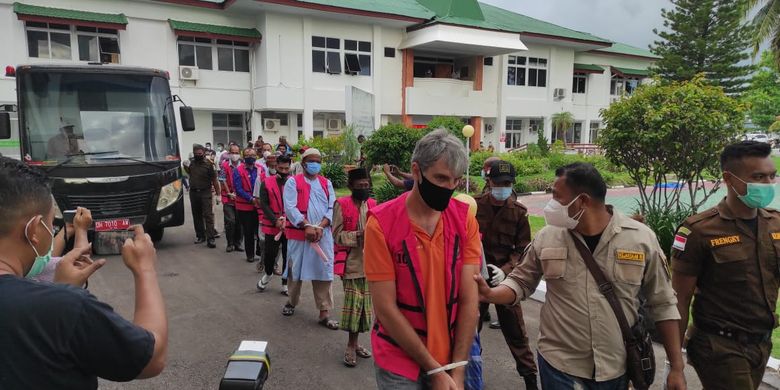 Tersangka M, warga Italia saat digiring ke Kejaksaan Tinggi Nusa Tenggara Timur, Kamis (14/1/2021) 