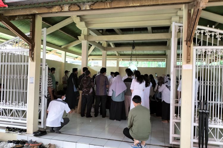 Gibran Rakabuming Raka saat prosesi pemakaman di Makam Dusun Mundu, Desa Selokaton, Kabupaten Karanganyar, Senin (28/2/2022).