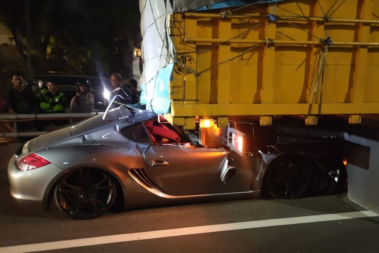 Sedan mewah bermerek Porsche Cayman menabrak bagian belakang truk di Tol Dalam Kota, tepatnya di KM 5+200 B sebelum Gerbang Tol Kuningan 2, Rabu (19/6/2024) dini hari.