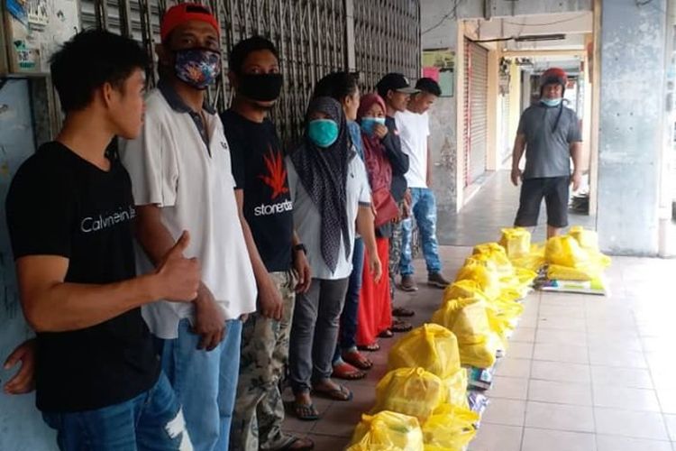 Dengan dibantu perwakilan ormas Indonesia di Malaysia, KBRI Kuala Lumpur memberikan bantuan kepada warga Indonesia, April lalu.