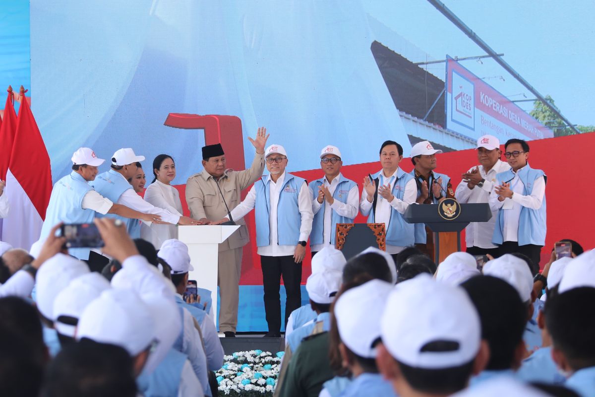 Menteri Dalam Negeri (Mendagri) Muhammad Tito Karnavian mendampingi Presiden Prabowo Subianto dalam peluncuran kelembagaan 80.000 Koperasi Desa/Kelurahan (Kopdeskel) Merah Putih secara serentak. Kegiatan ini berlangsung secara hybrid dari Desa Bentangan, Kecamatan Wonosari, Kabupaten Klaten, Jawa Tengah, Senin (21/7/2025).&nbsp;