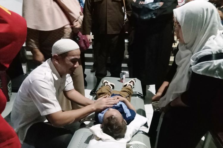 Terdakwa Sugeng Guruh (41) menghampiri anaknya yang tengah tertidur pulas di bangku pengunjung ruang sidang PN Cianjur, usai menjalani sidang, Selasa (11/4/2023) malam.