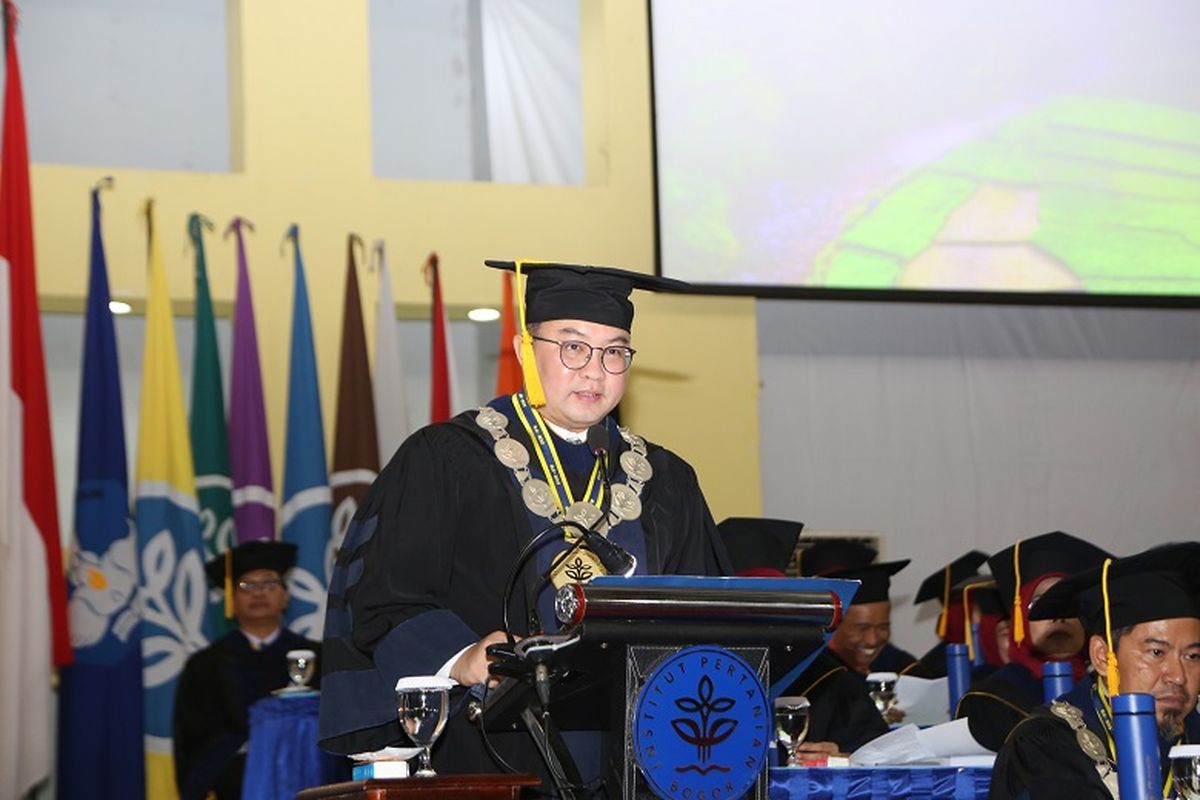 Rektor IPB University, Prof. Arif Satria dalam saat memberikan sambutan di acara wisuda pada Rabu (15/1) bertempat di Gedung Grha Widya Wisuda (GWW) Kampus IPB Dramaga Bogor. 