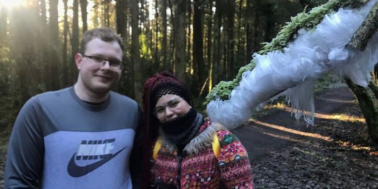 Janusz Kumor dan Nadia Smith menyaksikan fenomena es rambut di Old Castle Archdale di Fermanagh.