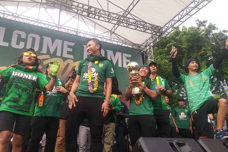 Presiden Persebaya Azrul Ananda (tengah) saat merayakan kemenangan tim Persebaya.