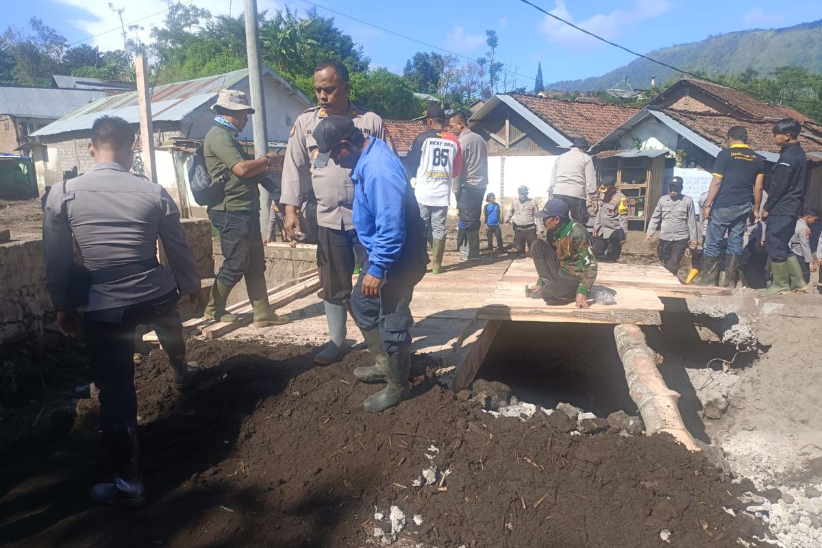 Pasca banjir bandang Ijen Bondowoso, jembatan darurat dibangun 