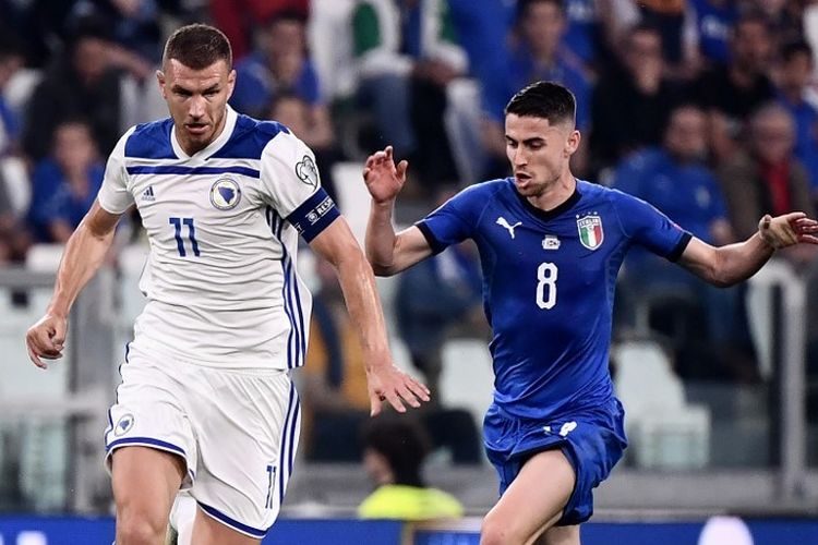 Edin Dzeko mendapatkan pengawalan dari Jorginho pada pertandingan Italia vs Bosnia-Herzegovina dalam lanjutan kualifikasi Euro 2020 di Stadion Allianz, Turin, 11 Juni 2019. 