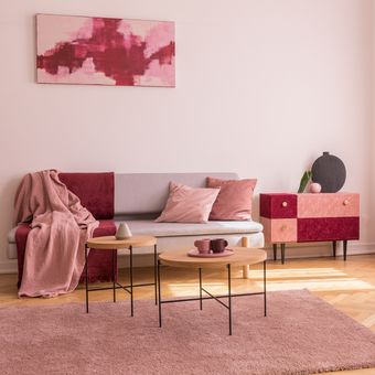 Ilustrasi ruang tamu dengan nuansa warna pink.