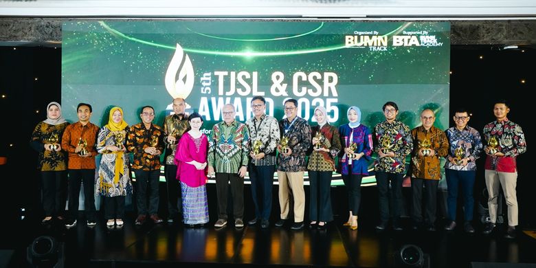Corporate Secretary Waskita Karya Ermy Puspa Yunita melakukan foto bersama pada ajang TJSL dan CSR Awards 2025.