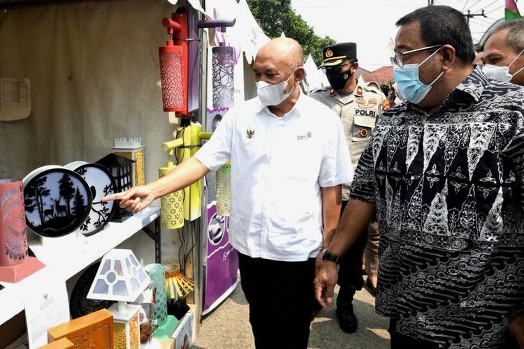 Menteri Koperasi dan Usaha Kecil Menengah (MenKopUKM) Teten Masduki pada acara Festival Cengkok Karya Mandiri, di Desa Cengkok, Balaraja, Tangerang, Banten, Minggu (31/7).
