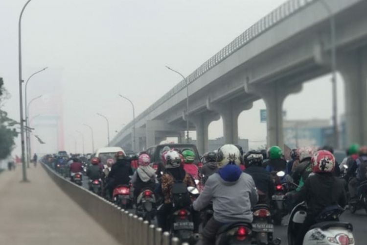 Kabut asap mulai memasuki kota Palembang akibat kebakaran hutan dan lahan di Sumatera Selatan, Jumat (5/10/2018). kabut asap tersebut menyebabkan pencemaran udara di Palembang menjadi tidak sehat.