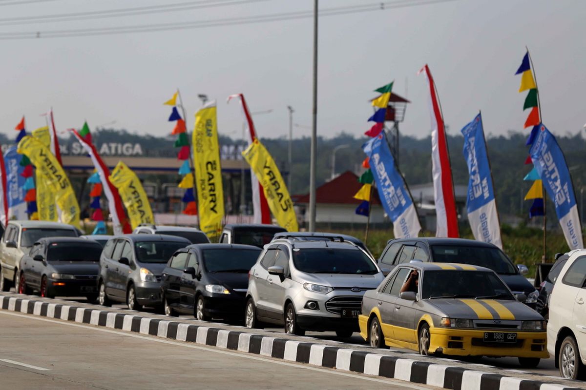 Kendaraan pemudik terpantau ramai keluar di Gerbang Tol Salatiga, Salatiga, Jawa Tengah, Rabu (21/6/2017). Pemudik berasal dari Jalan Tol Bawen-Salatiga yang sudah difungsionalkan pada H-7.