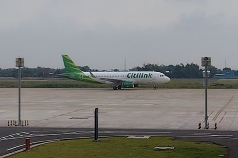 Pendaratan Pesawat Perdana di Bandara Dhoho Kediri Diwarnai Tradisi 