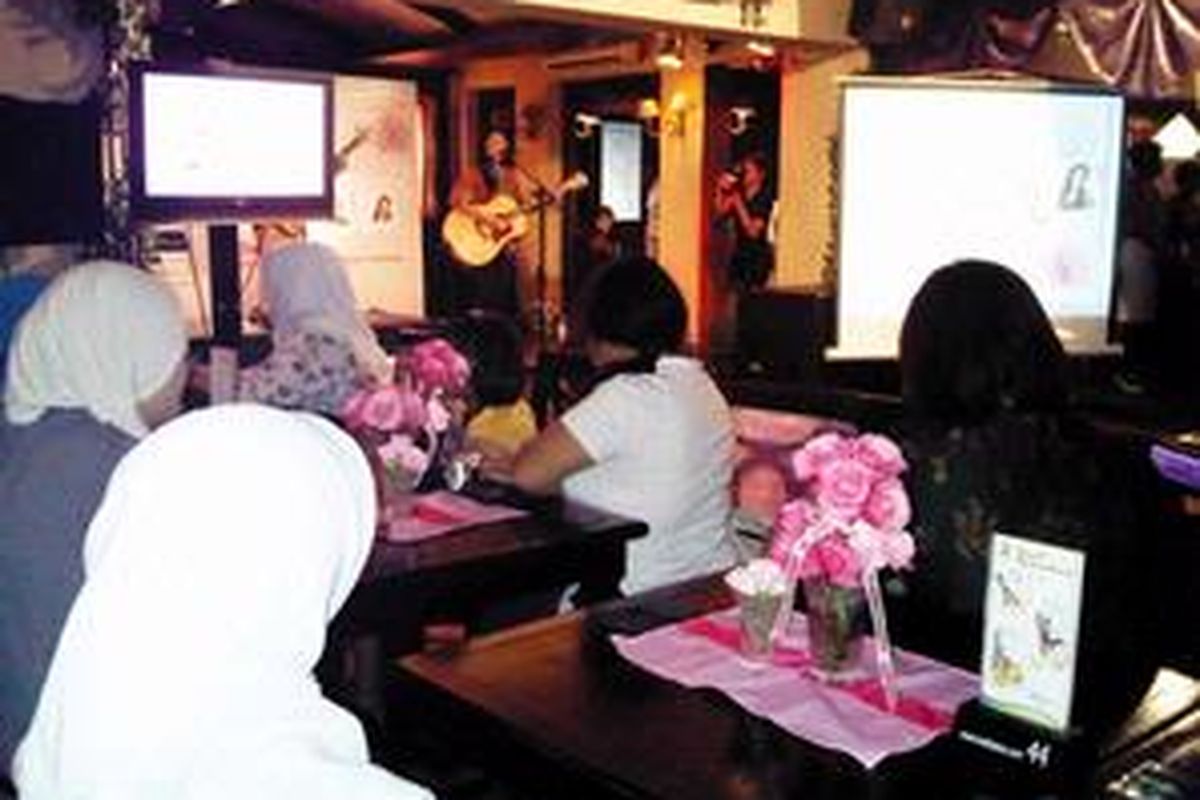 Caring Colours Ngabuburit dibuka dengan penampilan duo Endah dan Rhesa, tepat pukul 17:00 di Kafe Pisa Menteng, Jakarta, Senin, 22/8/2011.