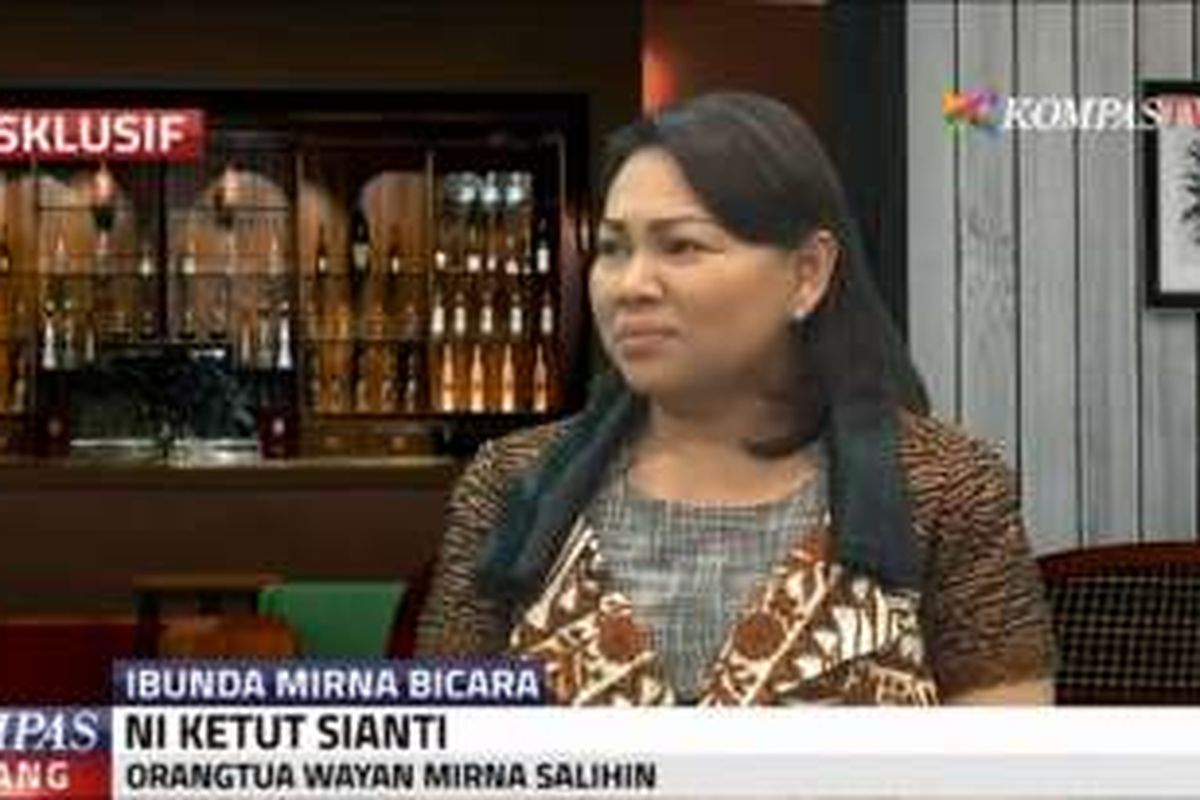 Ni Ketut Sianti, ibu Wayan Mirna Salihin, saat wawancara eksklusif di Kompas TV dan kemunculan pertamanya di televisi, Selasa (19/7/2016).