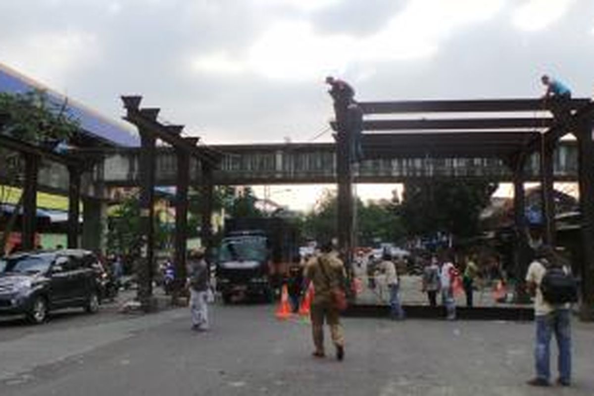 Tiang-tiang besi yang telah usang di depan Pasar Blok G Tanah Abang, Jakarta Pusat, dibongkar atas perintah Gubernur DKI Jakarta Joko Widodo, Selasa (13/8/2013).