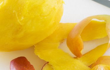 7 Kulit Buah yang Bisa Dijadikan Pupuk Alami untuk Tanaman Halaman ...