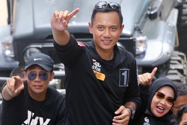 Pasangan cagub-cawagub nomor urut 1, Agus Harimurti Yudhoyono-Sylviana Murni, berdiri di atas kendaraan saat konvoi mendeklarasikan kampanye damai di kawasan Monas, Jakarta Pusat, Sabtu (29/10/2016). Acara ini diisi dengan penandatangan prasasti damai dan arak-arakan kendaraan hias.