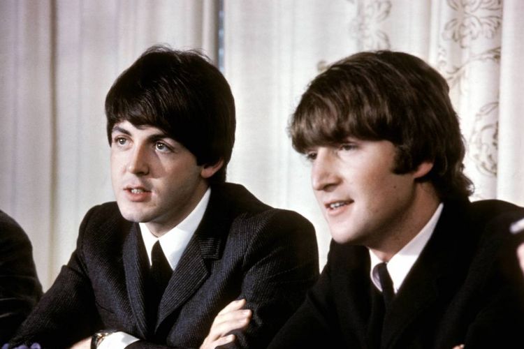 John Lennon bersama Paul McCartney
