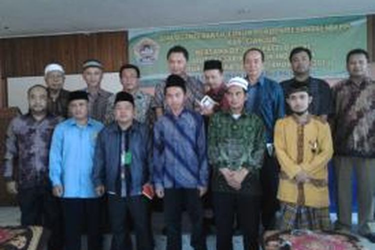 Peserta Konvensi Calon Presiden Partai Demokrat, Dino Patti Djalal (atas, empat dari kiri) berfoto bersama seusai berdialog dalam forum pondok pesantren se-Cianjur, Jawa Barat, Kamis (27/3/2014).