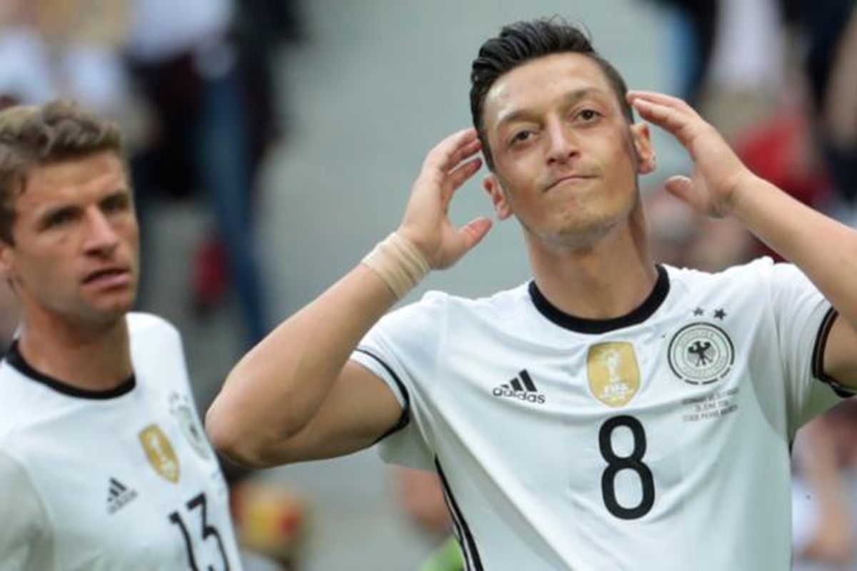 Reaksi gelandang timnas Jerman, Mesut Oezil, pada babak 16 besar Piala Eropa 2016 ketika melawan Slovakia di Stadion Pierre-Mauroy, Villeneuve-dAscq, Lille, Minggu (26/6/2016).