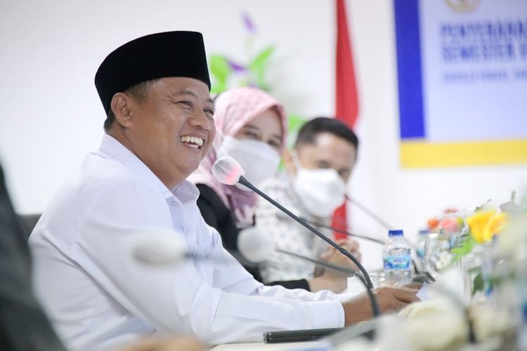Wagub Jabar Uu Ruzhanul Ulum saat menerima Laporan Hasil Pemeriksaan Semester II Tahun 2021 dari Badan Pemeriksa Keuangan (BPK) Perwakilan Jabar di Kantor BPK Jabar, Kota Bandung, Kamis (30/12/2021). 
