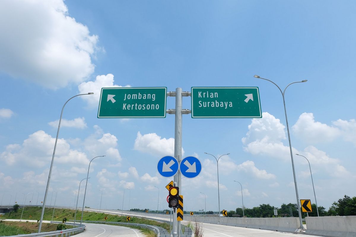 Rambu lalu lintas di Tol Jombang-Mojokerto.