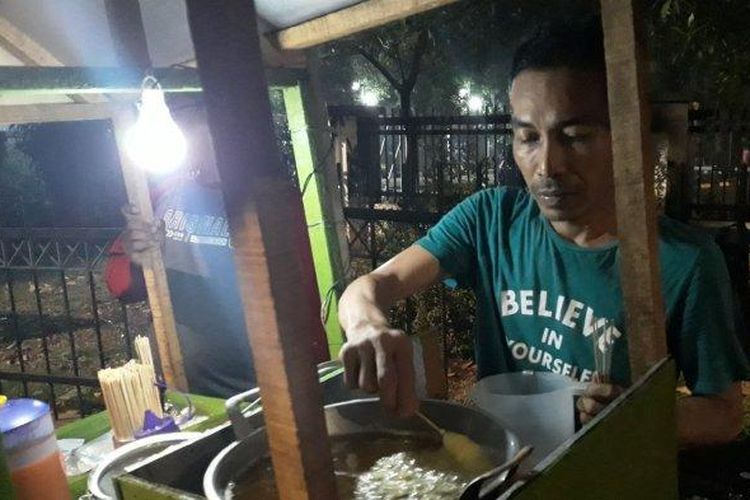Cepi (42) penjual telur gulung di tepi Jalan Raya Jagakarsa dekat Pasar Lenteng Agung pada Selasa (12/11/2019). 