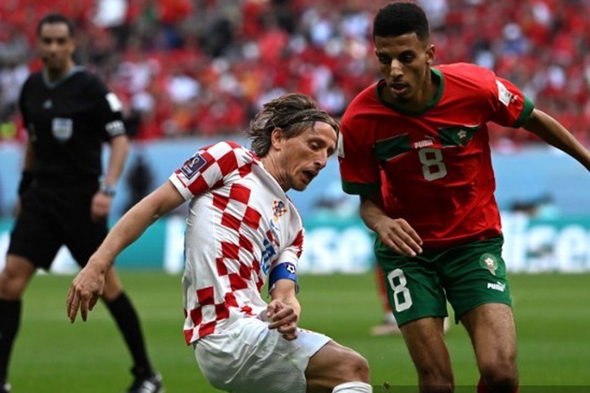 Gelandang timnas Kroasia, Luka Modric (kiri), berebut bola dengan pemain timnas Maroko, Azzedine Ounahi, dalam pertandingan Grup F Piala Dunia 2022 Qatar. Laga Maroko vs Kroasia tersebut dilangsungkan di Stadion Al Bayt, Al Khor, pada Rabu (23/11/2022) sore WIB. Artikel ini berisi susunan pemain Kroasia vs Belgia di Piala Dunia 2022.