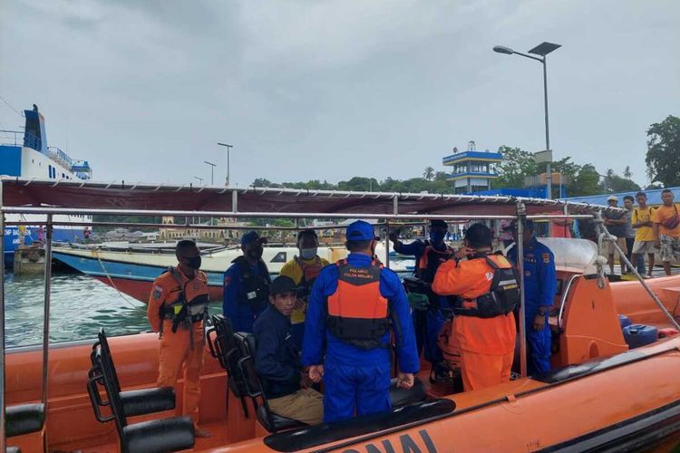 Tim SAR gabungan bergerak dari Pelabuhan Namlea menuju peraiaran Desa Pela di Kecamatan Latbual untuk menolong penumpang longboat yang tenggelam di peraiaran tersebut, Selasa (4/1/2022)