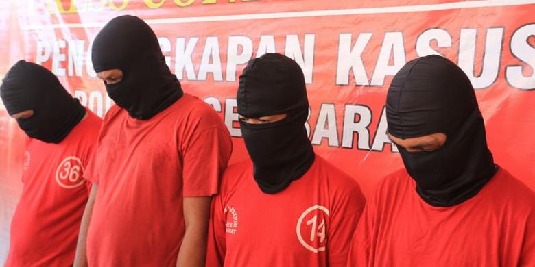 Empat tersangka kasus penyuludupan manusia dihadirkan saat rilis kasus di Mapolres Aceh Barat, Aceh, Selasa (02/04).