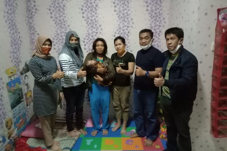 Tjm Polda Jambi mengembalkkan bayi dua bulan ke keluarganya, pada Senin (21/9/2020).