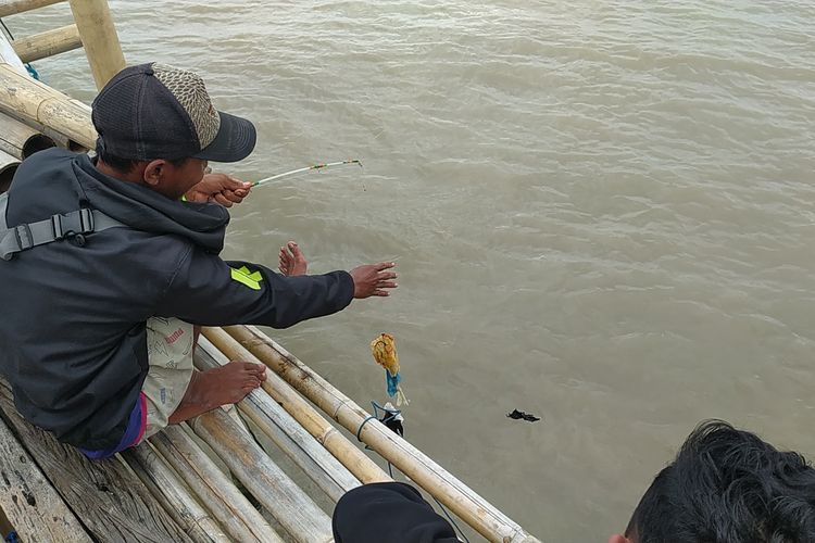 Salah satu pemancing yang mencari ikan di Pulau Sampah