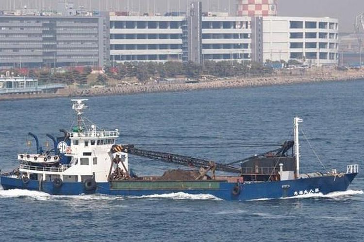 Kapal Daifuku Maru yang terbalik dan tenggelam di lepas pantai Jepang, Rabu (14/12/2016).