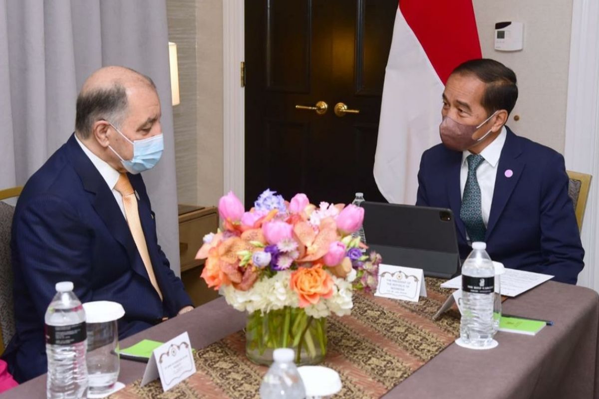 Presiden Joko Widodo saat menerima kunjungan Chairman dan CEO Air Products, Seifi Ghasemi, di Hotel Ritz Carlton, Washington DC, Kamis (12/5/2022).