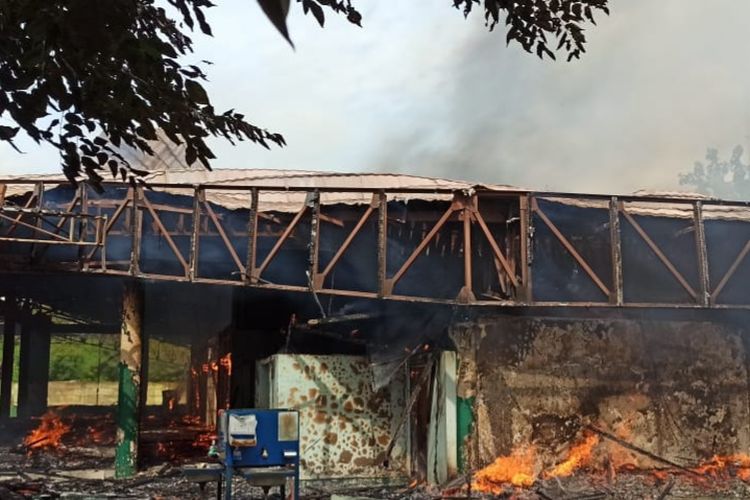 Masjid Jayakarta di Jalan Rawa Gelam II, Kelurahan Jatinegara, Kecamatan Cakung, Jakarta Timur, terbakar karena korsleting listrik.