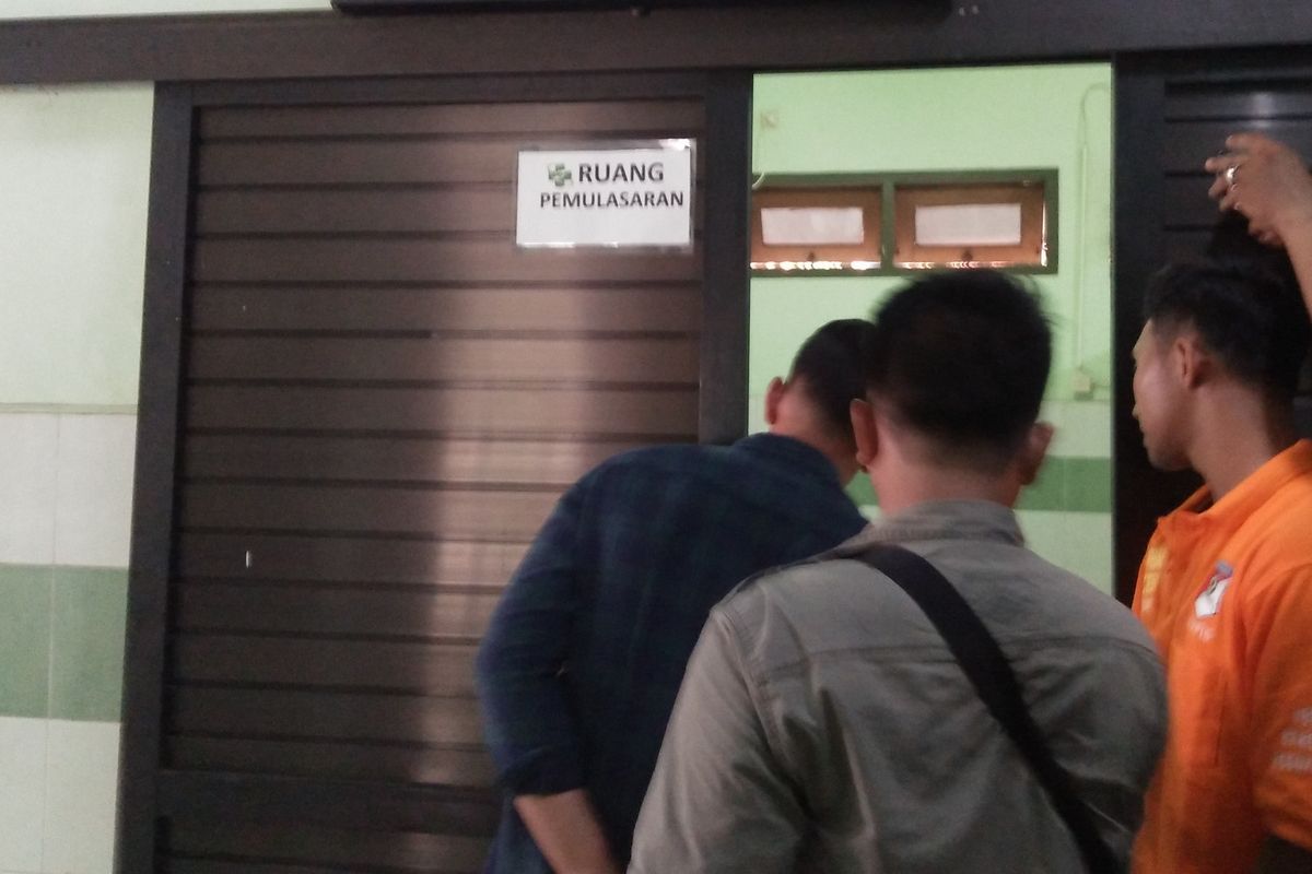 Autopsi pria yang ditemukan tewas penuh darah di sebuah rumah kavling di Desa Pranti, Kecamatan Menganti, Gresik, Jawa Timur. Autopsi dilakukan di RSUD Ibnu Sina Gresik, Selasa (28/11/2023).